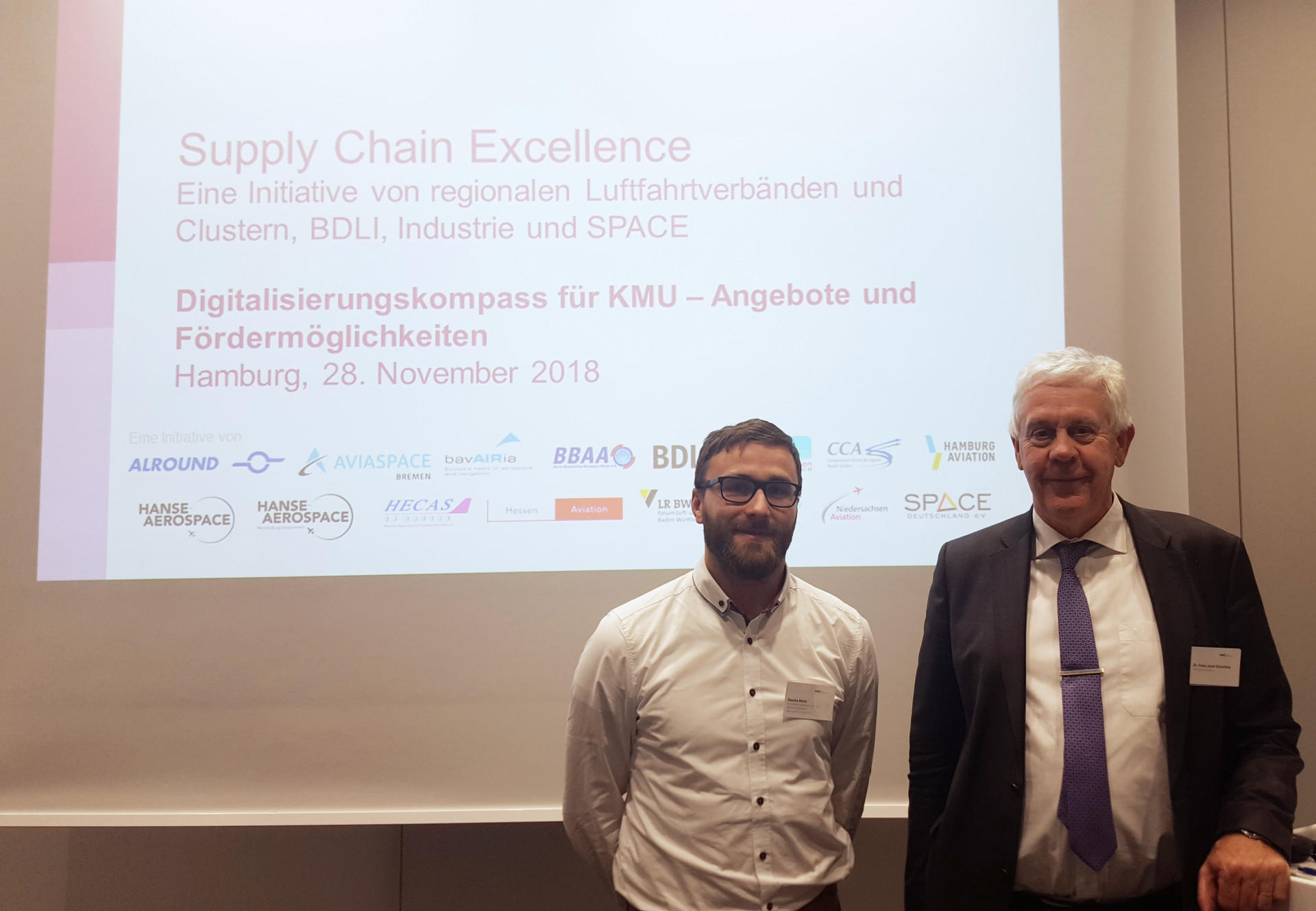 © LRT – Geschäftsführer von Hamburg Aviation Dr. Franz Josef Kirschfink. (rechts) und Sascha Mühl Projektleiter SCE-Saxony (links)