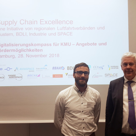 © LRT – Geschäftsführer von Hamburg Aviation Dr. Franz Josef Kirschfink. (rechts) und Sascha Mühl Projektleiter SCE-Saxony (links)